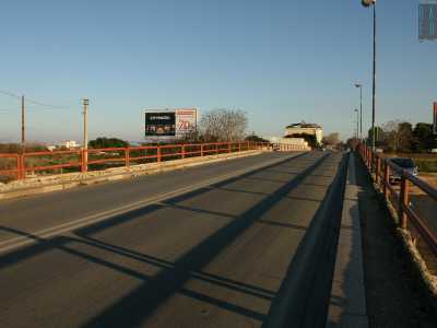 Arriviamo su un piccolo ponte delimitato da sbarre rosse che sovrasta il torrente Valenzano...